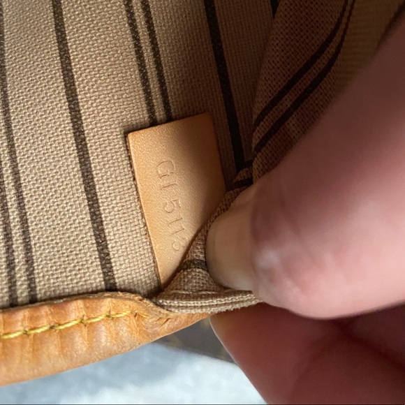 Louis Vuitton Neverfull MM - Picture 7 of 16